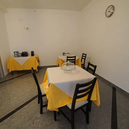 Central Home B&B 3* קוסנזה