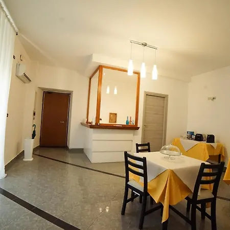 Central Home B&B לינה וארוחת בוקר 3*